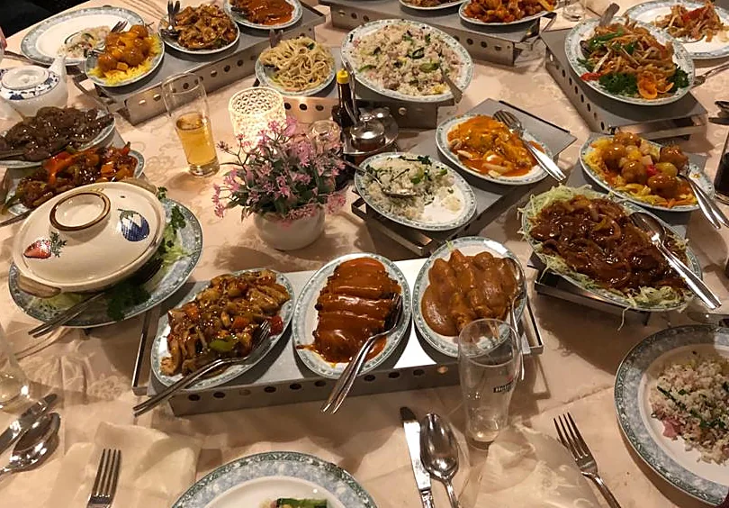 Een rijsttafel op de ronde tafel